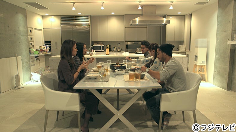 告白の結果を報告する悠里子『TERRACE HOUSE BOYS ＆ GIRLS IN THE CITY』10th WEEK（C）フジテレビ／イースト・エンタテインメント