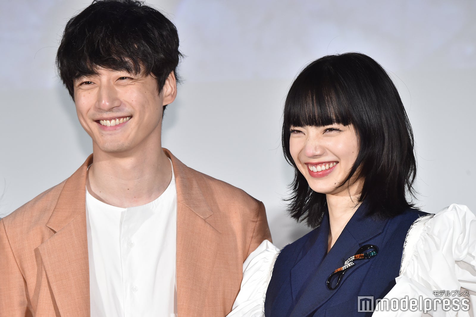 坂口健太郎、小松菜奈 （C）モデルプレス