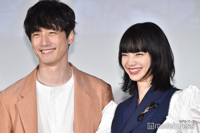 坂口健太郎、小松菜奈 (C)モデルプレス