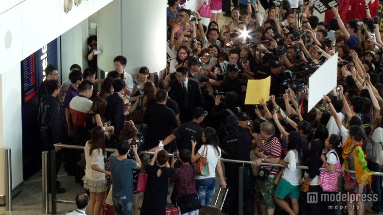台湾・松山空港にファンが殺到