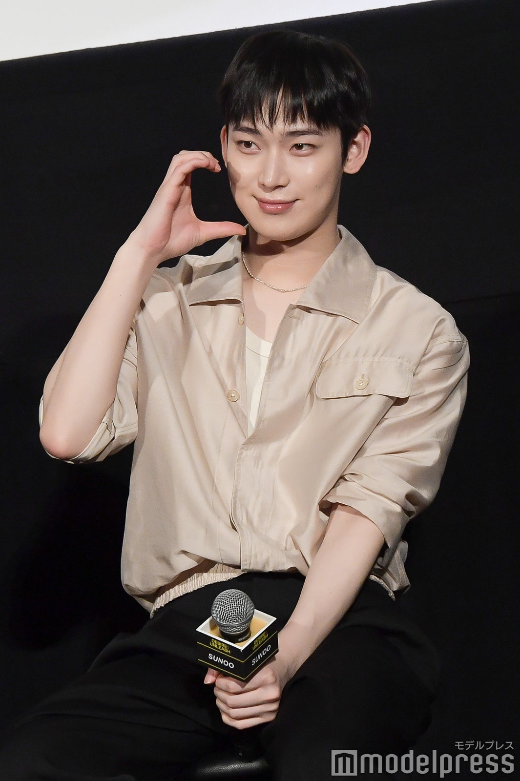 ファンに向かってルダハートを決めるSUNOO（ソヌ）（C）モデルプレス