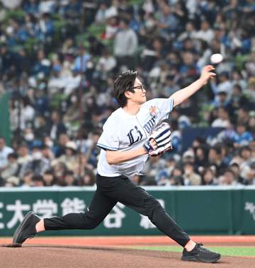 「い～や、大暴投～」人気芸人がベルーナDセレモニアルピッチ登場もまさかの転倒大暴投に球場騒然