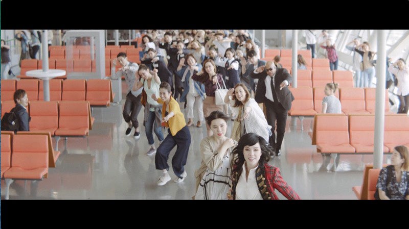 空港を駆け抜けるカーリー・レイ・ジェプセン