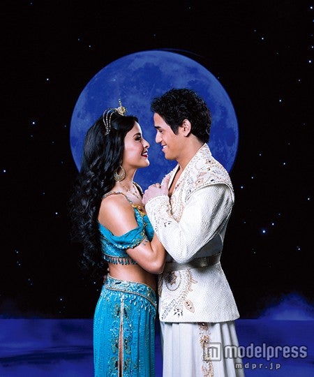 Courtney Reed as Jasmine and Adam Jacobs as the title character in ALADDIN．Photo by Matthew Murphy（C）Disney
