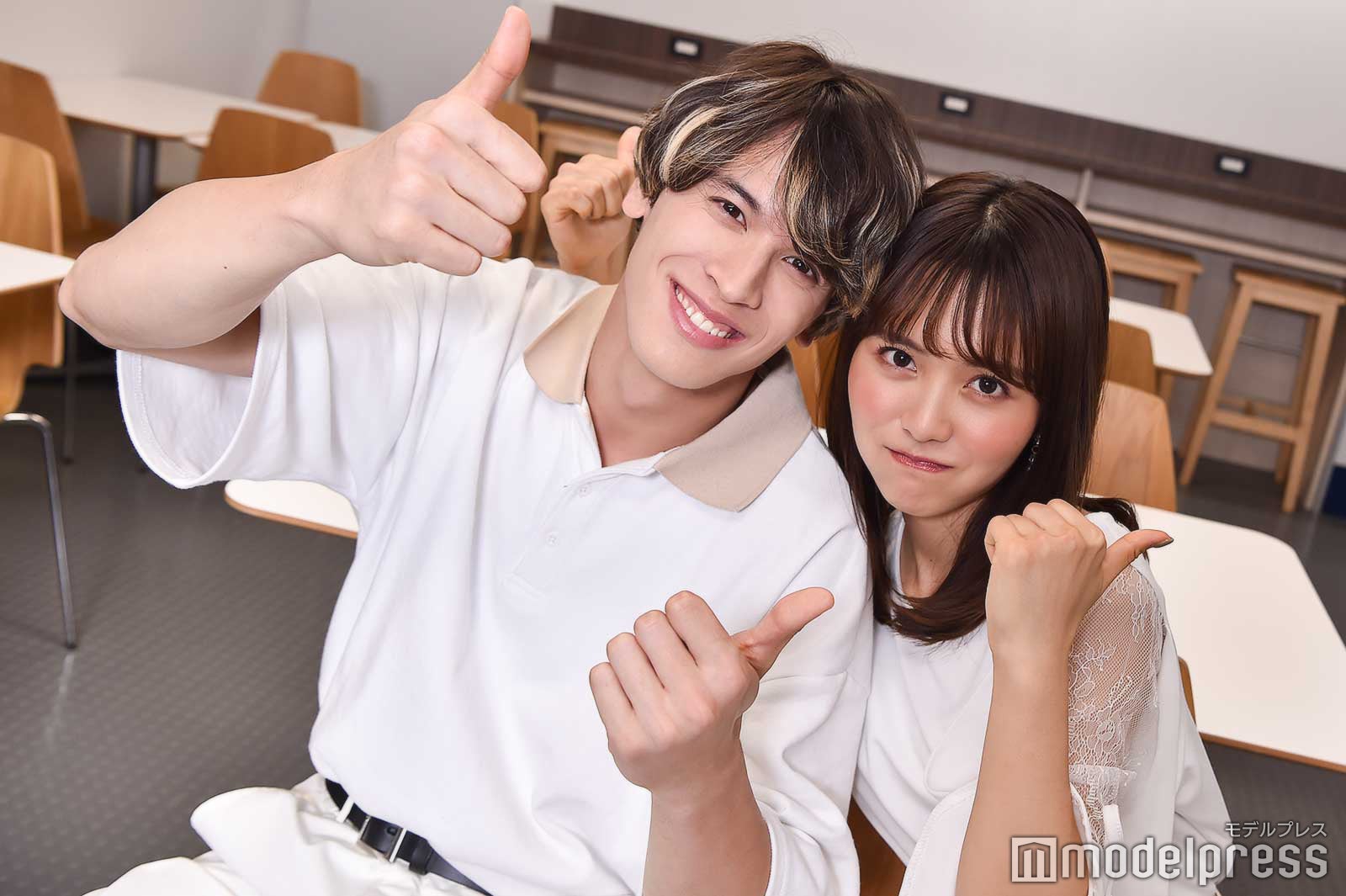 仲良くポーズをとってくれた2人／才川コージ、新田さちか（C）モデルプレス