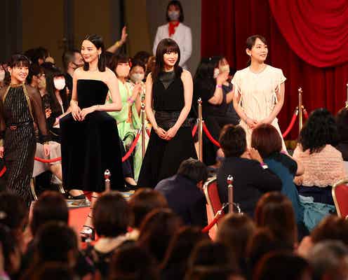 広瀬すず・吉岡里帆ら、素肌輝く個性的モノトーンドレスでレッドカーペット登場<第46回日本アカデミー賞>
