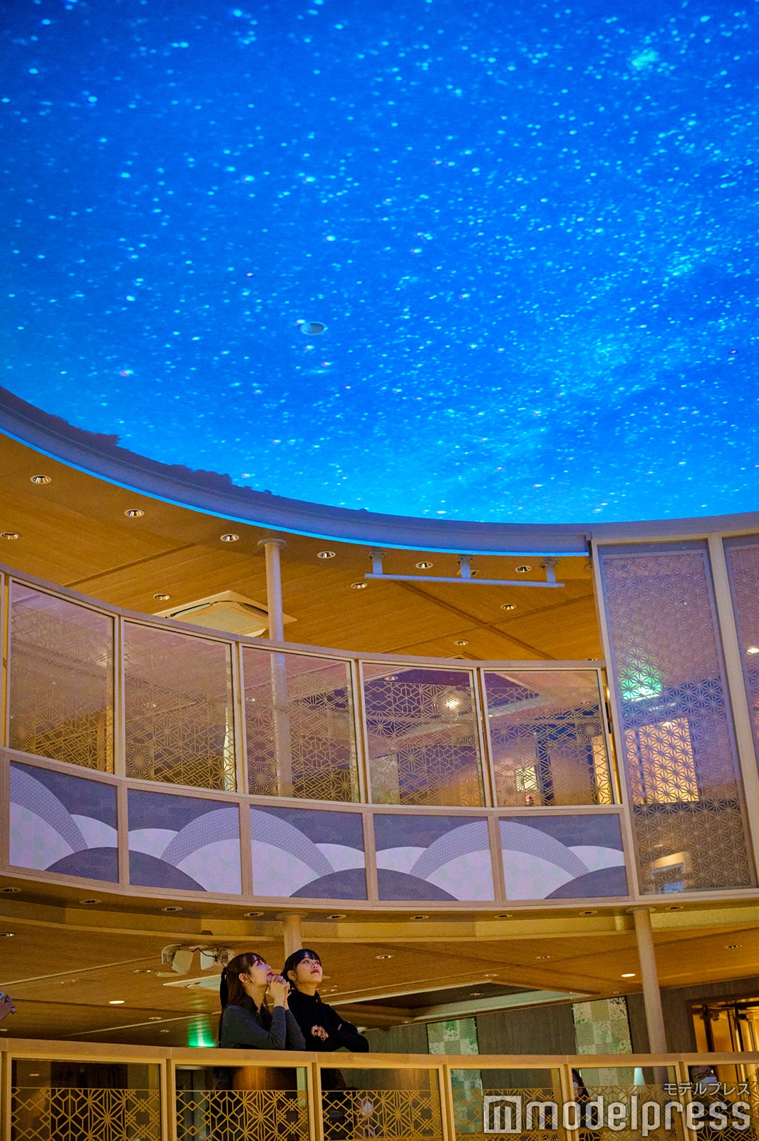 幻想的でロマンチックな空間に（C）モデルプレス