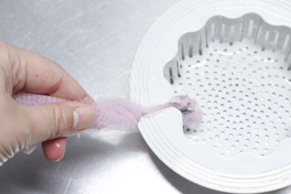 ダイソーの抗菌排水口キャッチ（水流れの良い、キッチン用）の使用例