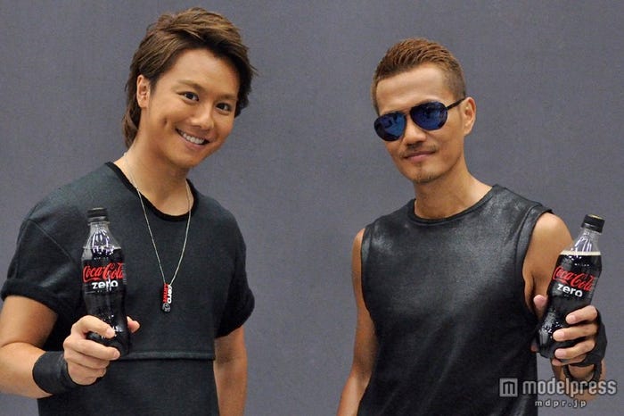 「コカ・コーラ・ゼロ」の新CM(9月3日よりオンエア)の撮影を行ったEXILE・TAKAHIRO(左)とATSUSHI(右)