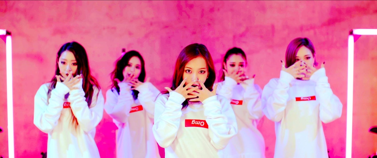 「OMG」のミュージックビデオより