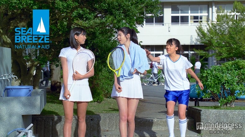 （中央）三吉彩花／シーブリーズ新TVCM「みせっこ」篇