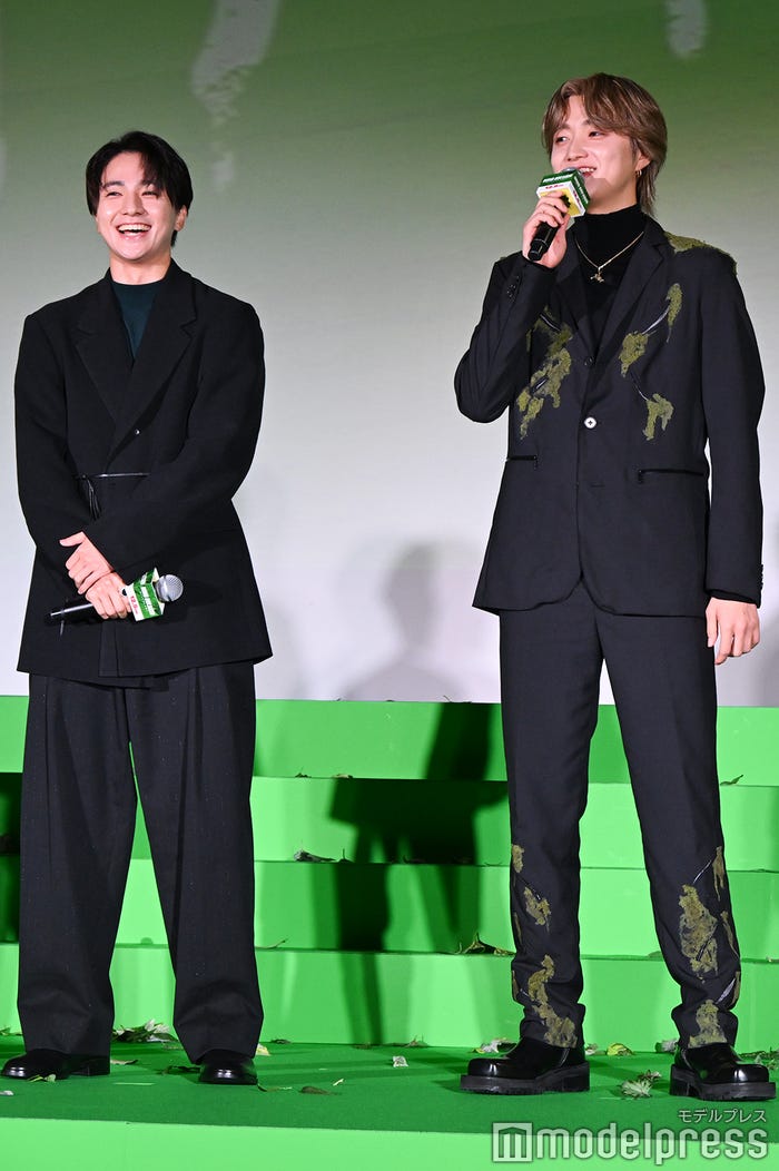 立ち位置を間違えたJUNON(右)、笑いが堪えられなかった木戸大聖(左)(C)モデルプレス