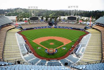 TV出まくり有名人 ドジャース開幕戦で渡米、ANAビジネスクラス個室のような座席＆豪華機内食が羨望！