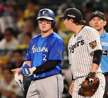 阪神 大山悠輔 死球で激怒のDeNA・牧に帽子を取って謝罪 二回には左肩付近へ危険なボールを投じられても冷静な対応