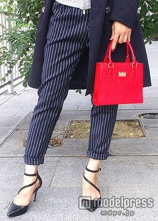 ピンストライプテーパードパンツ「Mode Robe」3,780円（税込）