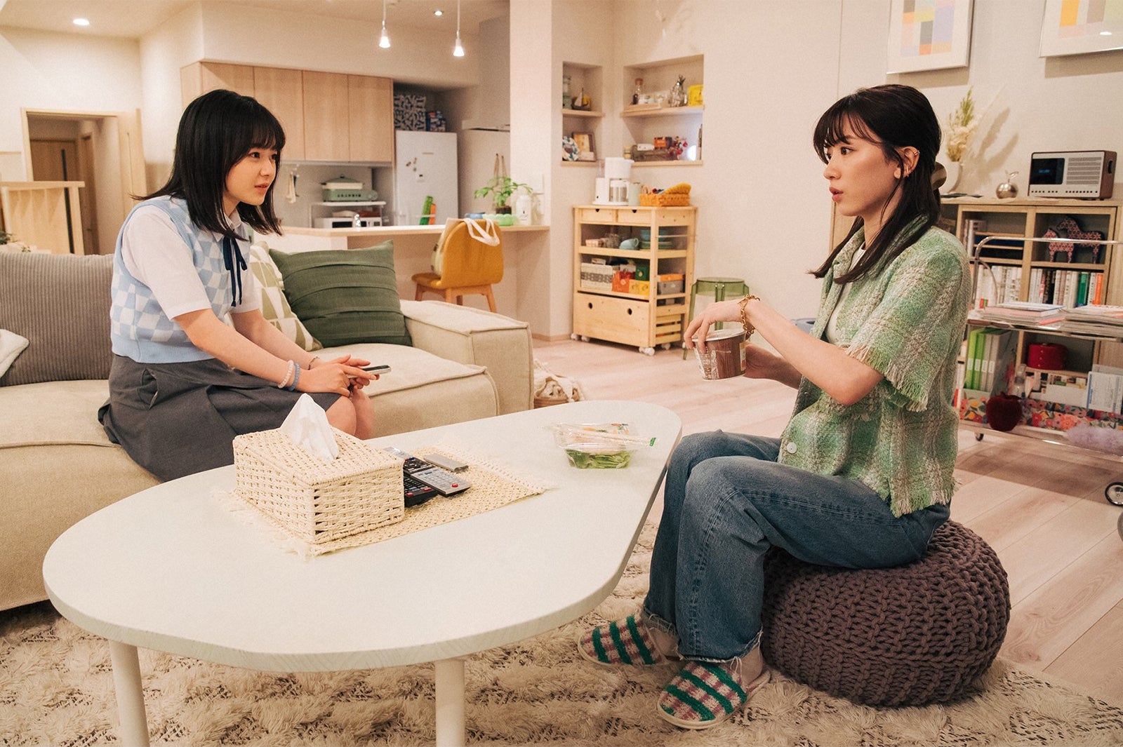 武山瑠香、永野芽郁／「ユニコーンに乗って」第1話より（C）TBS／撮影：加藤春日