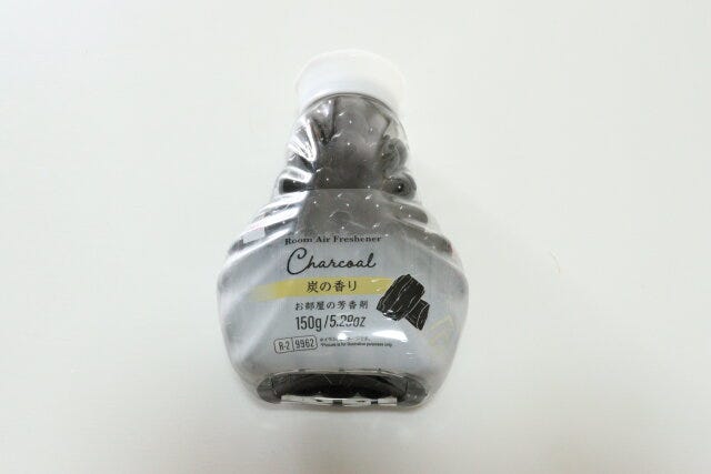 ダイソーのお部屋の芳香剤（ビーズタイプ、炭の香り）のパッケージ