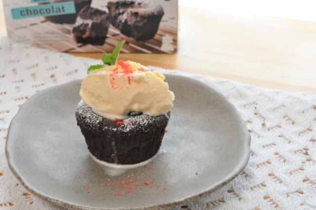 業務スーパーの「フォンダンショコラ」アイスのせ