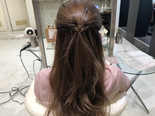 最初に作ったハーフアップの位置に近づけます。