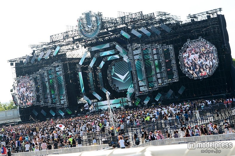 バロックジャパンリミテッドのタワーブース2Fからの景色は目の前にメインステージ