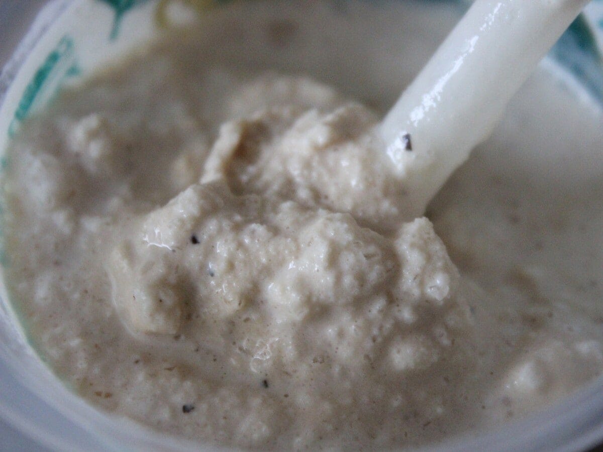 紅茶のかき氷が牛乳と溶け合い、上品な香りが広がります