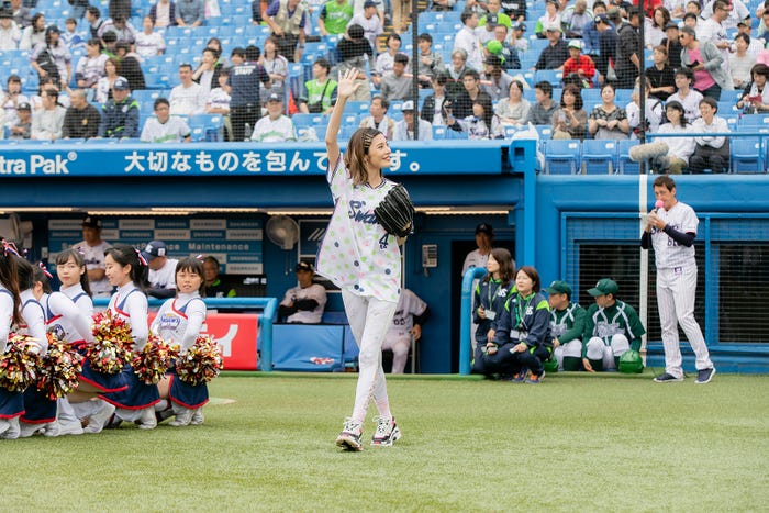 島袋聖南始球式の様子(提供写真)