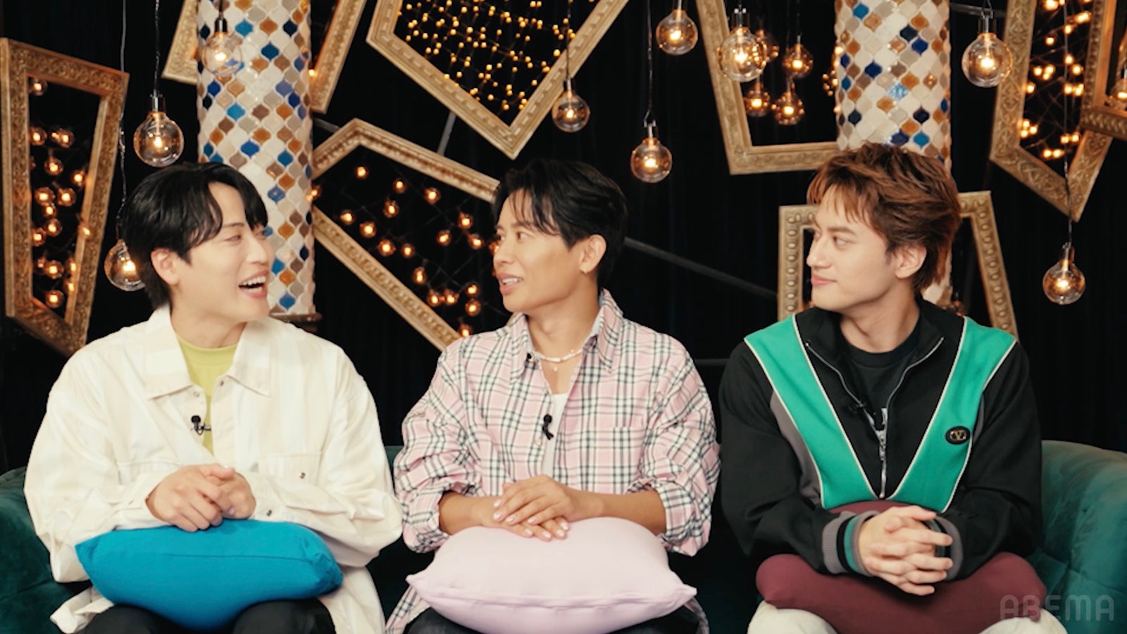 池田直人、小田切ヒロ、小島健「エイジレスボーイズ」（C）AbemaTV, Inc.