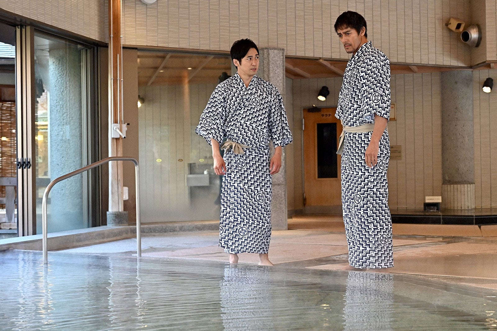 高橋光臣、阿部寛／「DCU」第8話より（C）TBS