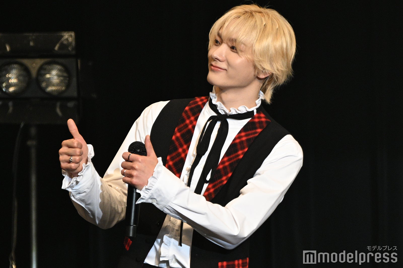 古家正亨氏にグッドポーズするSUNGHO（ソンホ）（C）モデルプレス