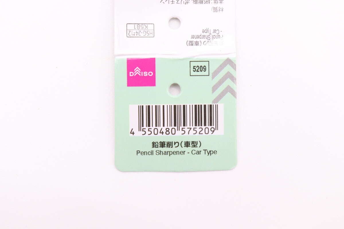 車型鉛筆削りの商品タグがアップで写っている 車型鉛筆削りの商品タグがアップで写っている