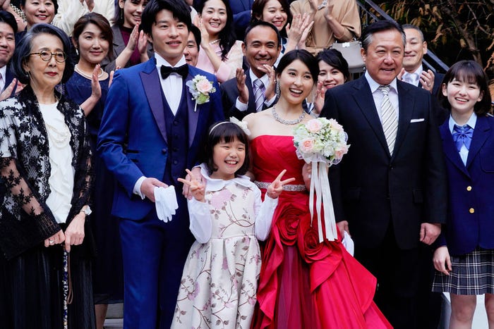 (左から)銀粉蝶、田中圭、COCO、土屋太鳳、石橋凌、山田杏奈/「哀愁しんでれら」場面写真(C)2021 『哀愁しんでれら』製作委員会