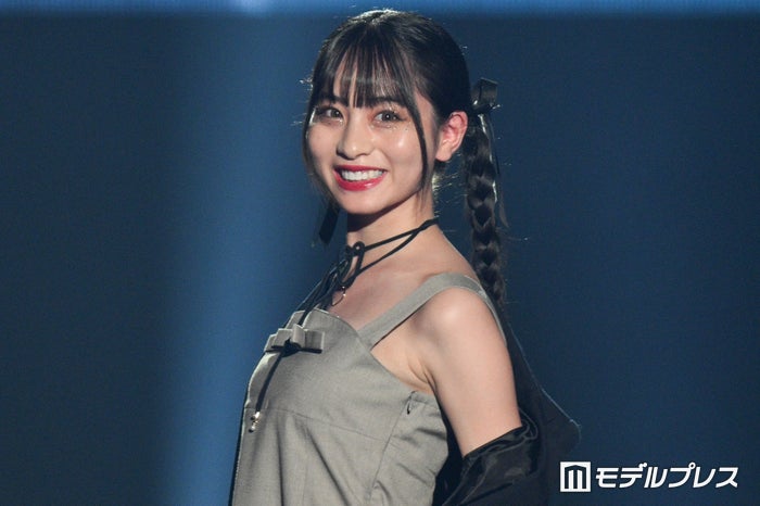 TikTokでバズるなっちー、ジャケットから美肩チラリ 赤リップ姿がキュート【TGC松山2024】