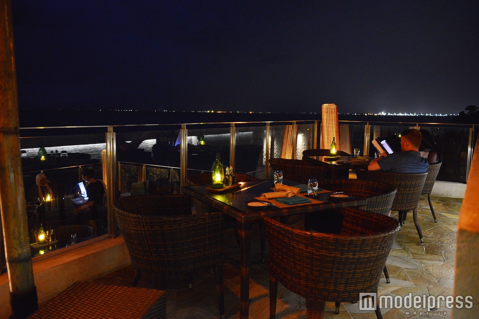 夜の「ロックバー」（C）モデルプレス