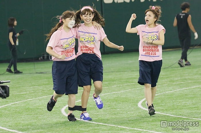中西智代梨&小嶋陽菜で二人三脚、高橋みなみは応援/「第1回AKB48グループ対抗 大運動会」(C)AKS