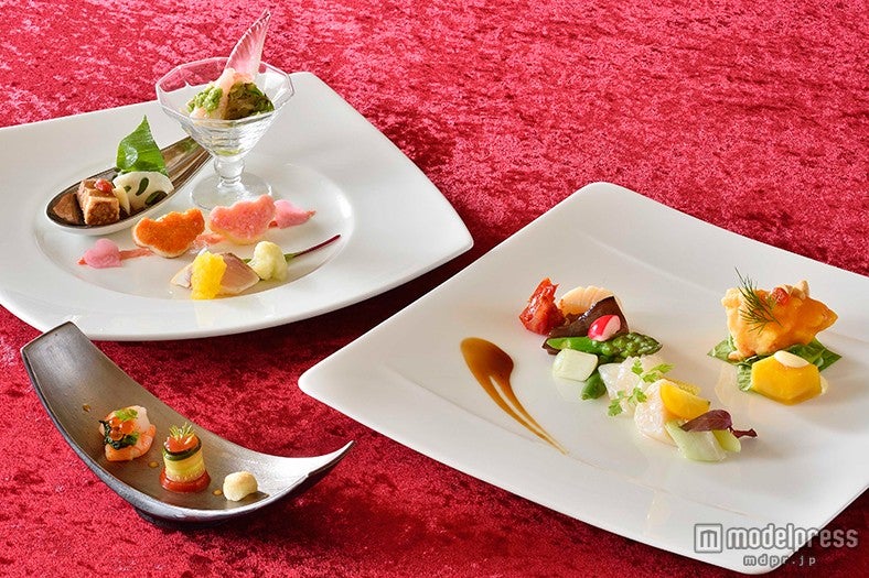 “スウィート・ダッフィー”ディナーコース￥9,260（C）Disney