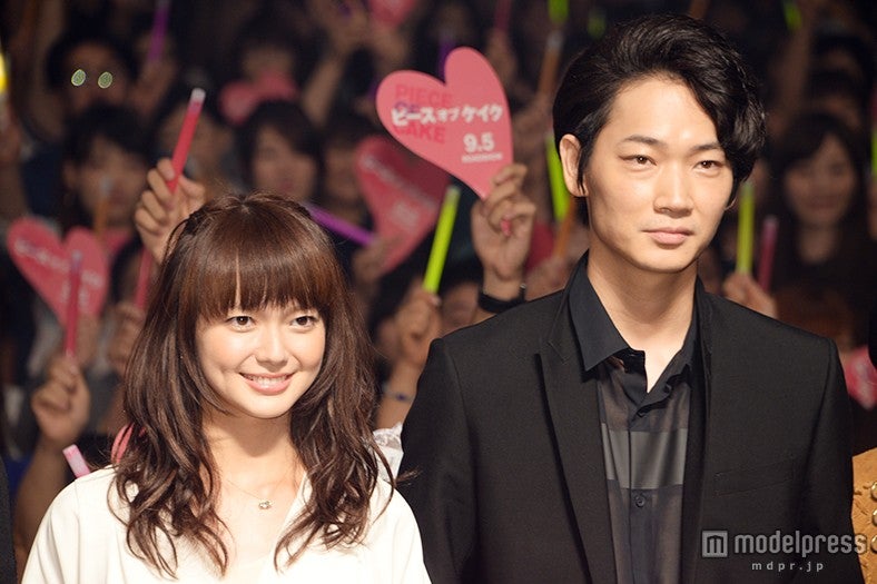 多部未華子（左）、綾野剛