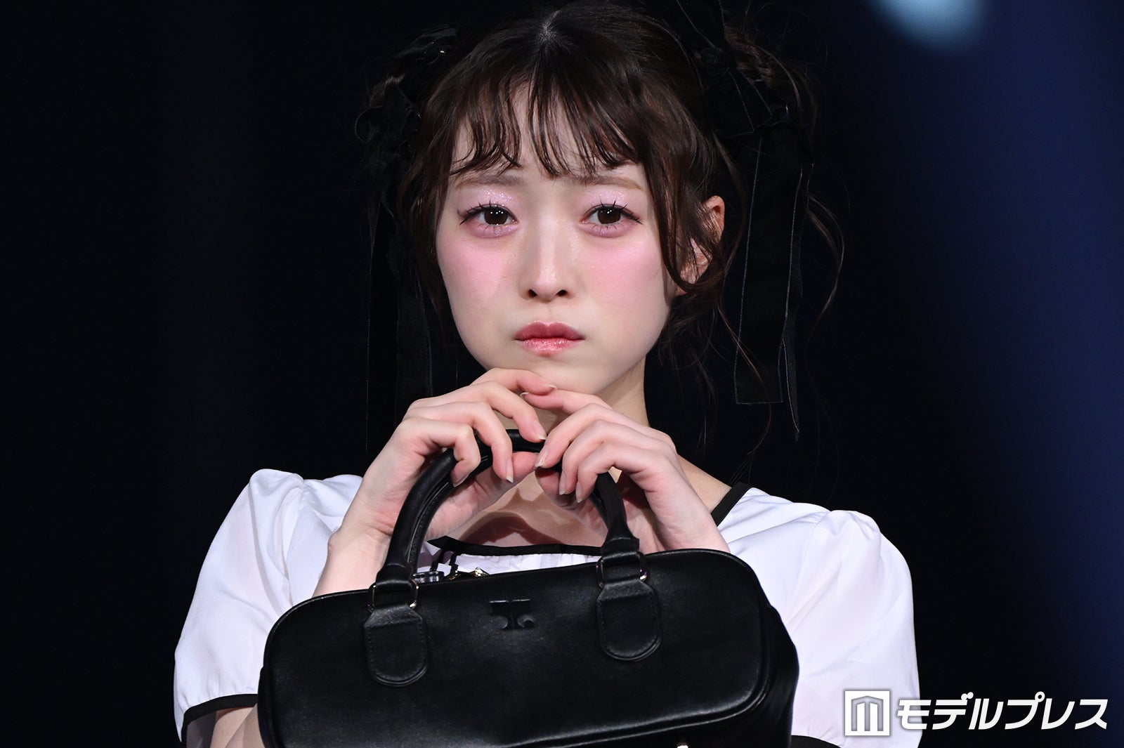 CUTIE STREET梅田みゆ、上品ガーリーなモノトーンコーデ 可愛らしい仕草で存在感放つ【オキコレ2026】