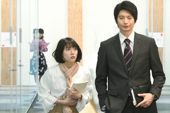 石橋杏奈、吉岡里帆、向井理/「きみが心に棲みついた」第7話より(C)TBS