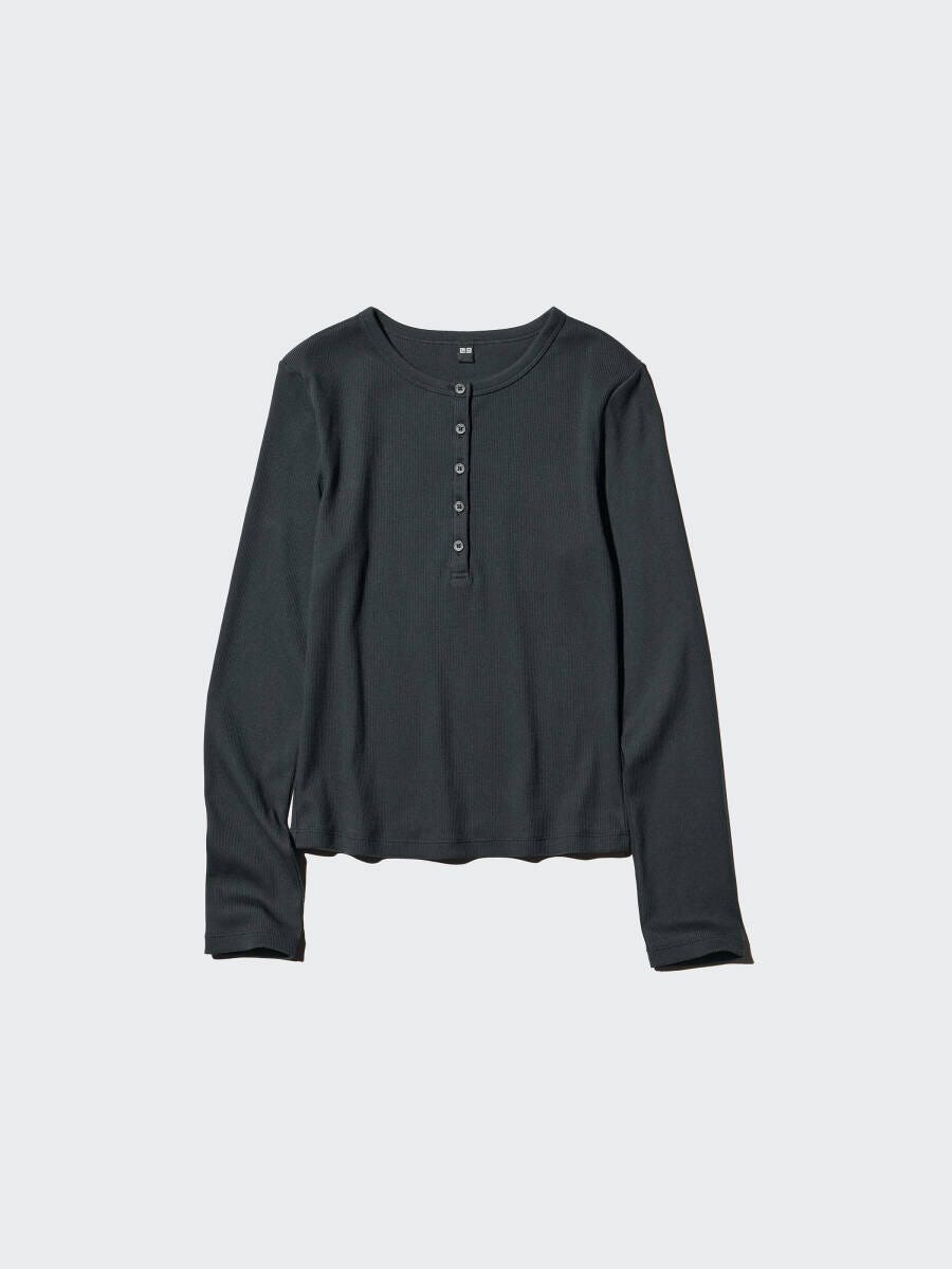 黒いリブ素材のヘンリーネックTシャツ