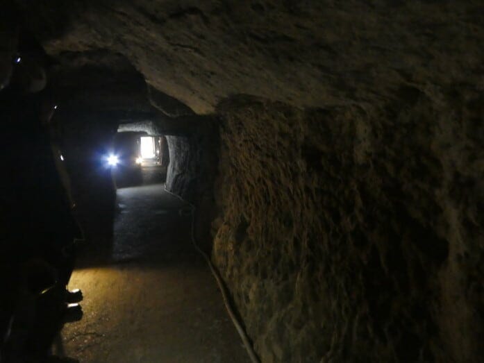龍源寺間歩の坑道を歩く（2012年11月撮影）