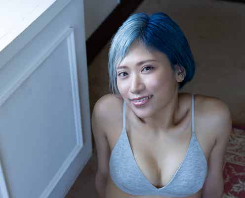 ぱーてぃーちゃん・信子、セクシーなランジェリー姿で衝撃の初グラビア 菜々緒ポーズ・ナチュラルメイクも初披露