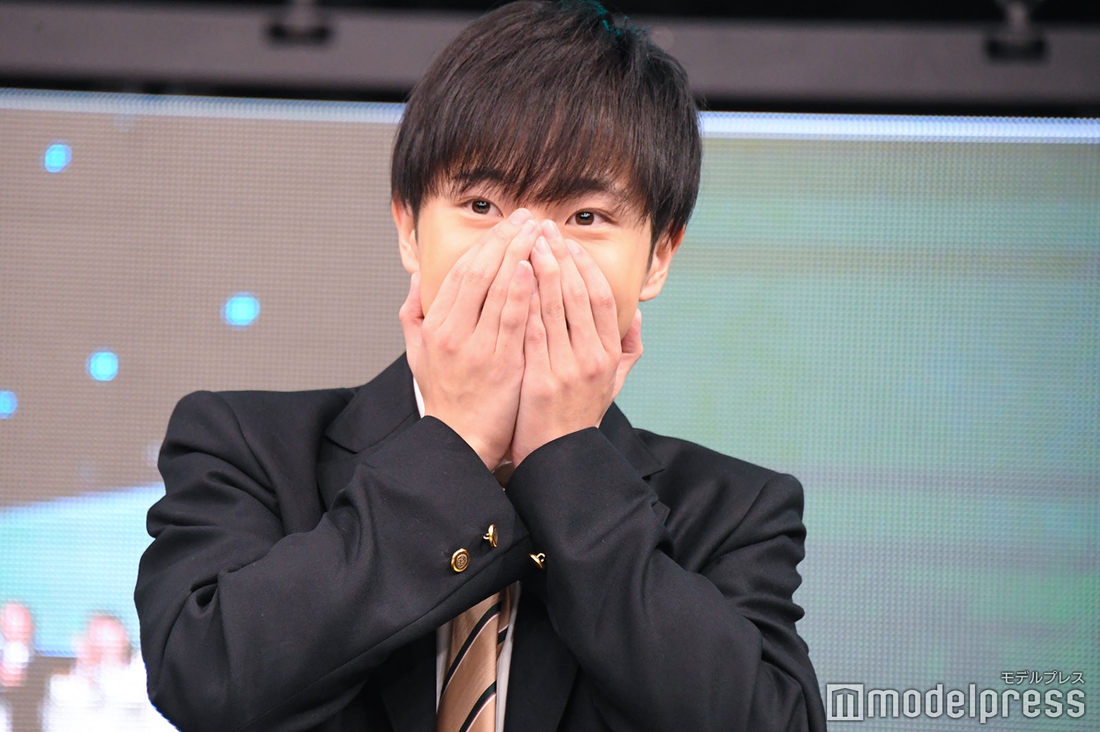 胸キュンセリフ披露後顔を覆う今井柊斗（C）モデルプレス