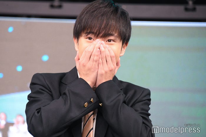 胸キュンセリフ披露後顔を覆う今井柊斗(C)モデルプレス
