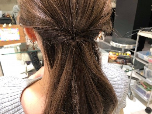 くくった毛束を2つに分けて、ぎゅーっと引っ張る