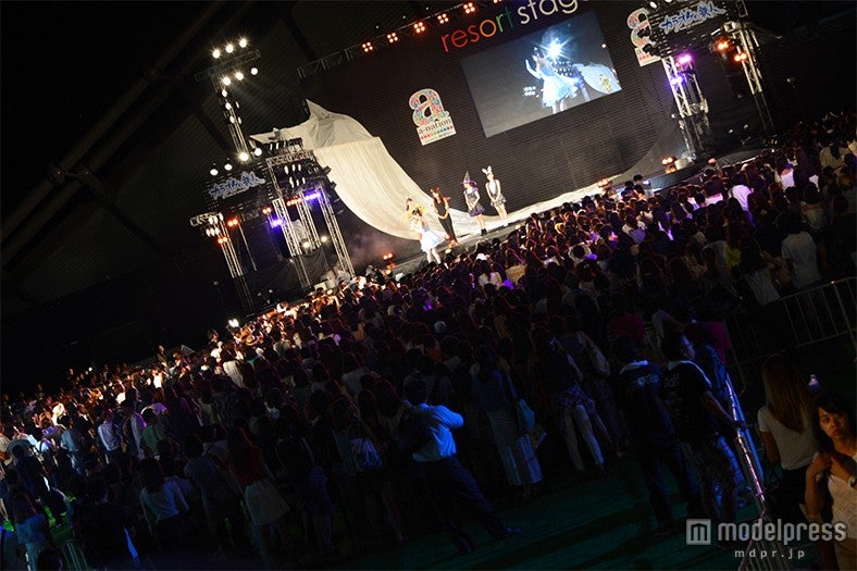 大雨でもたくさんのファンが詰めかけ、盛り上がりを見せた