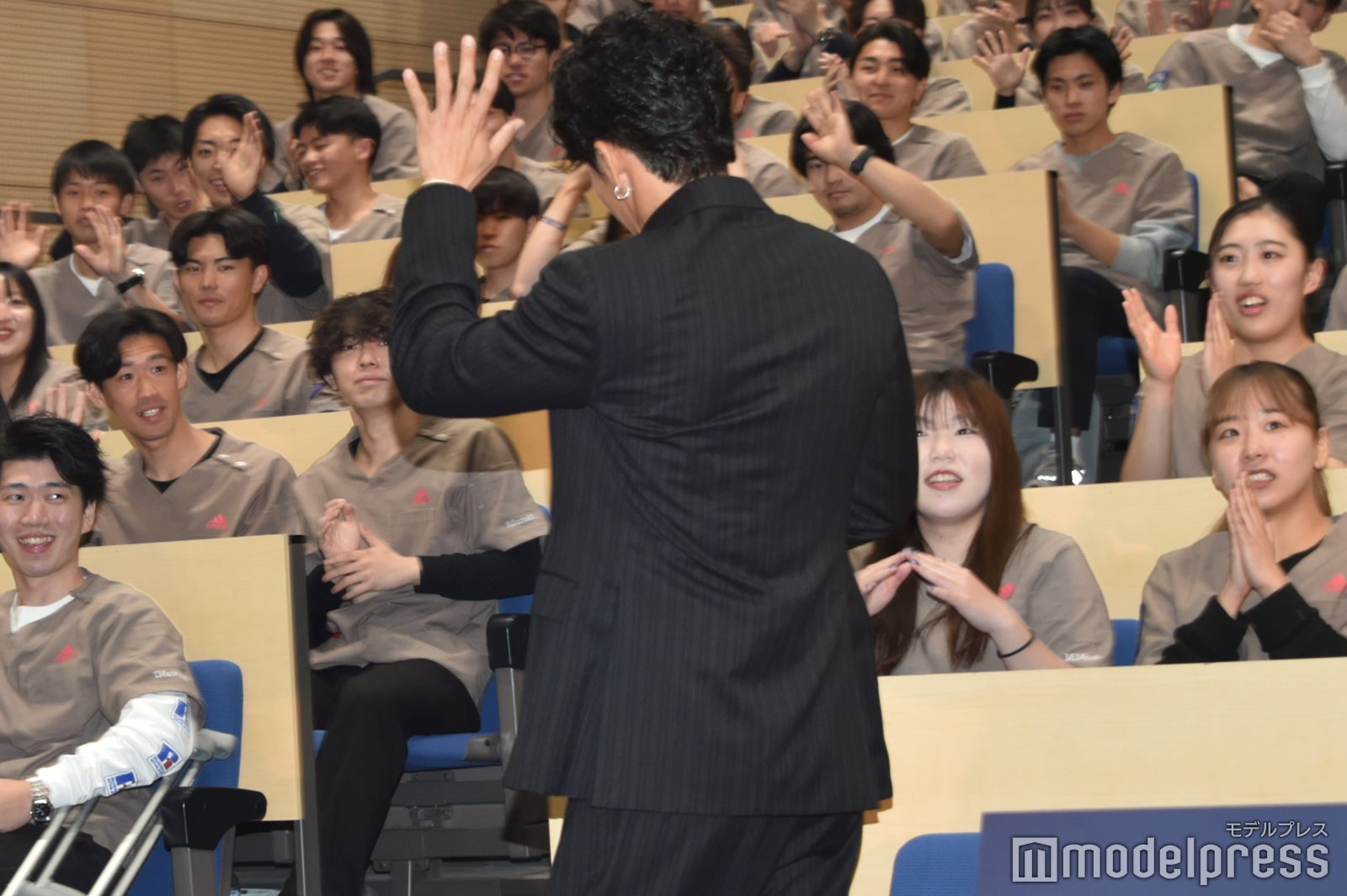 生徒に手を振る小栗旬（C）モデルプレス