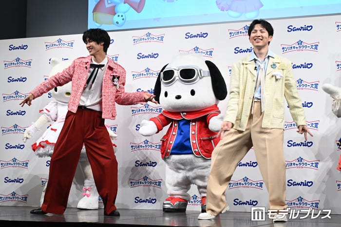 「爆裂愛してる」を披露する曽野舜太、吉田仁人(C)モデルプレス