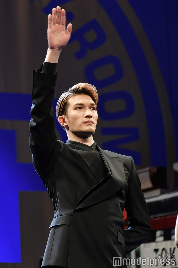 直立不動で手を振るジェシー(C)モデルプレス