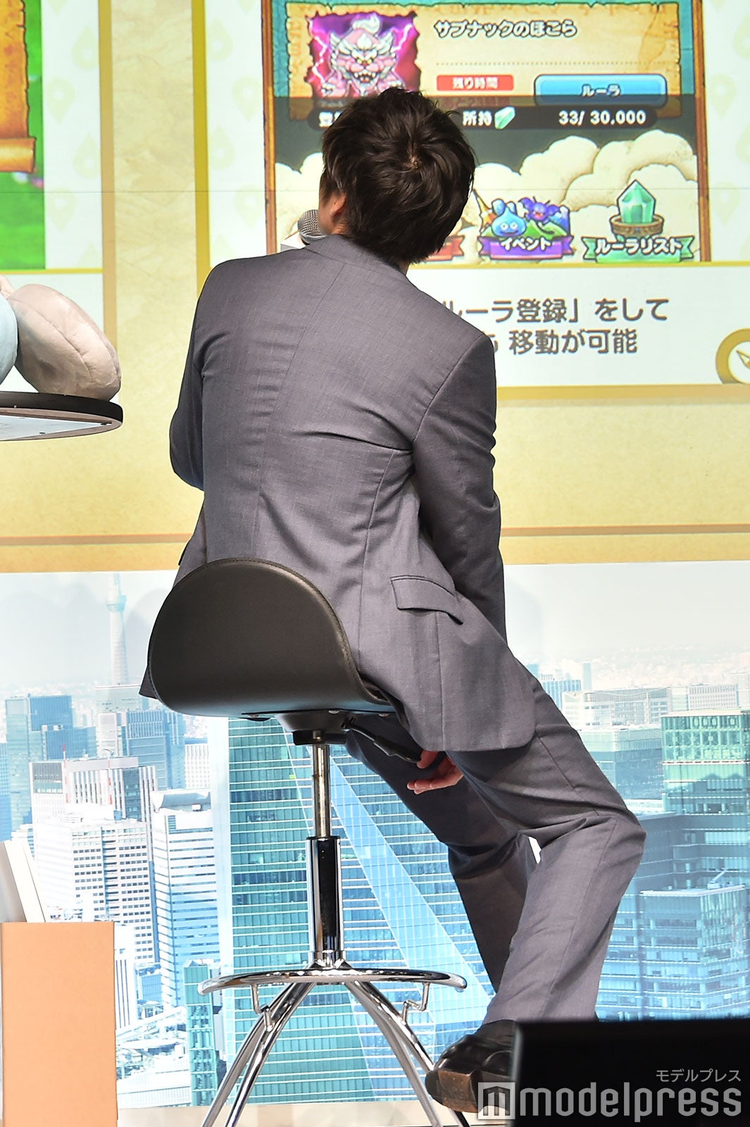 田中圭の後ろ姿（C）モデルプレス