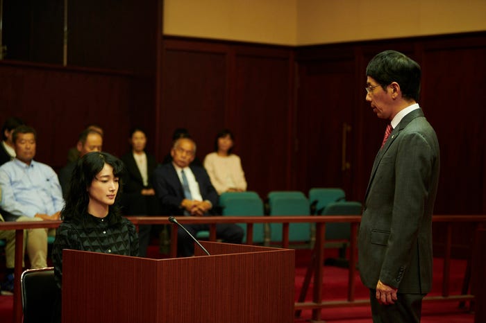 入山法子、野間口徹「法廷のドラゴン」第3話(C)「法廷のドラゴン」製作委員会